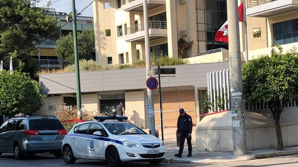 Ο Ρουβίκωνας ανέλαβε την ευθύνη για την επίθεση στην πρεσβεία του Καναδά στο Χαλάνδρι